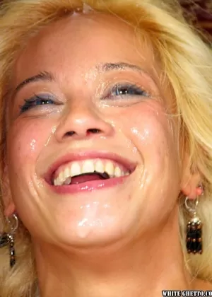 Пожилая секретарша-латиноамериканка Саша Соя демонстрирует босые ноги на высоких каблуках