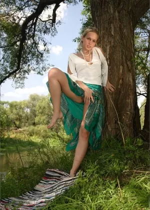 Грудастая блондинка Венера Максима получает двойной трах после того, как сняла свое платье