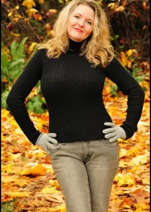 Зрелая женщина Tasty Trixie обнажает сиськи и трусики среди опавших листьев