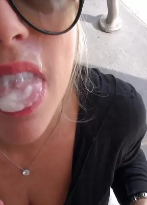 Белокурая домохозяйка Сандра Оттерсон трахается в свой зрелый рот