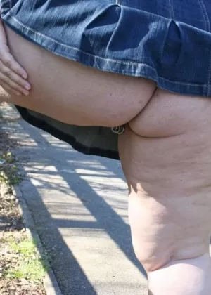 Зрелая британка раздевается догола на парковке под зонтиком