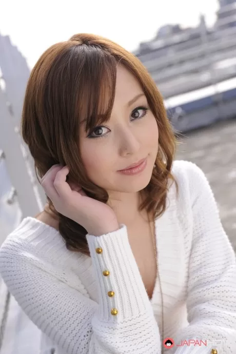 Японская модель Миина Есихара носит крестик, демонстрируя юбку без трусиков