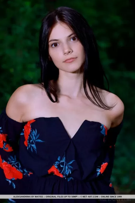 Красивая молоденькая Александрина полностью раздевает 1