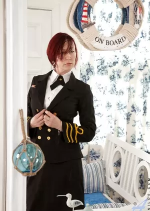 Горячая мамаша в военной форме обнажает свои соблазнительные татуированные изгибы