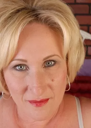 Пикантная умелая зрелая с толстым телом Молли позирует и раздвигает ноги