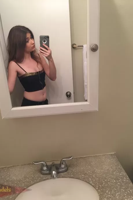 Миниатюрная подросток Ариэль Мак Гвайр дебютирует обнаженной моделью в селфи в ванно 6