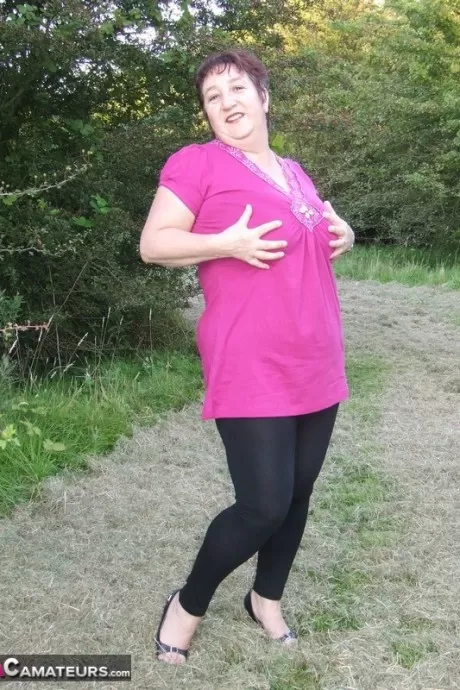 Коротко стриженная зрелая сучка кудрявая Кэрол раздевается догола и шал 2