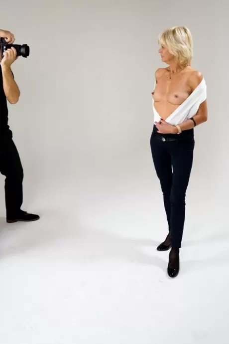 Белокурая бабуля Диана Шеперд получает сперму на лицо после траха со своим ф 5