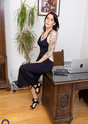 Красивая мамаша Джулия Энн показывает свои сиськи во время занятий йогой