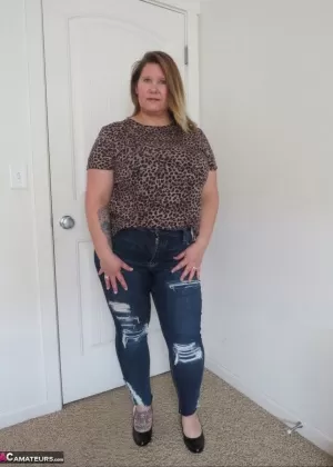 Любительская толстушка Черри демонстрирует свои большие сиськи и пухлую киску