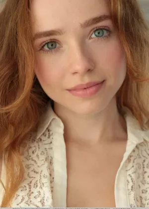 Натуральная рыжеволосая Ринна Ли освобождает свое молодое девичье тело от всей одежды