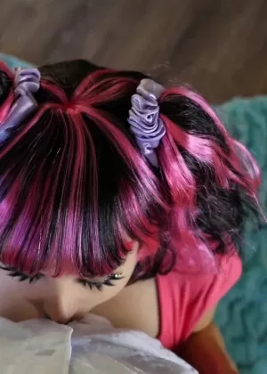 Зрелая сучка Рита Дэниелс делает глубокий минет молодому чуваку и получает сперму на фальшивые сиськи