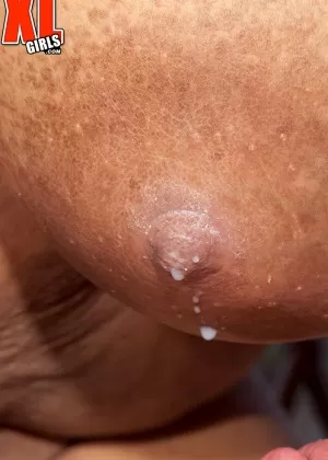 Латиноамериканка толстушки Кристина Милан сиськи душит мужчину перед тем, как трахнуться на плетеной скамейке