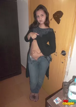 Симпатичная индийская девушка запечатлена в обнаженном виде во время откровенного действа дома