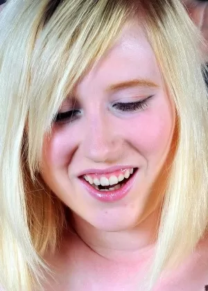 Кавказскую девушку оставляют лицом вниз на кровати со связанными за спиной руками