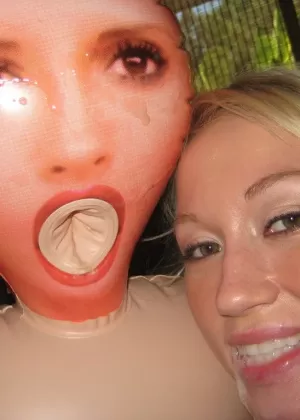 Голая блондинка и ее секс-кукла занимаются сексом втроем от первого лица