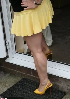 Британская любительница Лу Лу Луш освобождает свои огромные сиськи от короткого платья в нейлоновых чулках