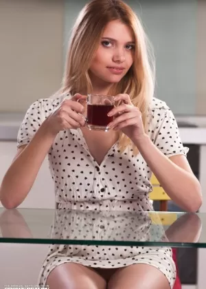 Любительская модель Сатин Блум заплетает свои волосы в косички, демонстрируя свой рывок