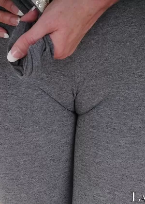 Изголодавшаяся по сексу блондинка Наталья Старр позирует с раздвинутыми лысыми половыми губками