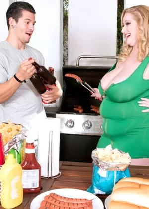 Блондинка толстушки Дафна Картер поглощает тарелку еды во время жесткого секса