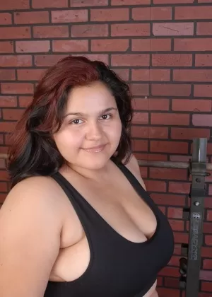 Жирная цыпочка Карла обнажает большие толстые сиськи после сексуальной спортивной тренировки