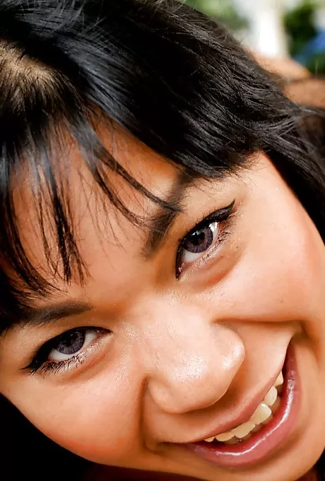 Коренастая азиатка-новичок Кианна демонстрирует торчащие соски и половые губы