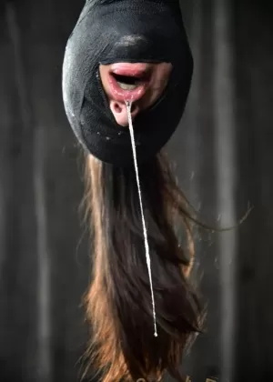 Покорную милфу Индию Саммер трахнули лицом, подвешивая к потолку