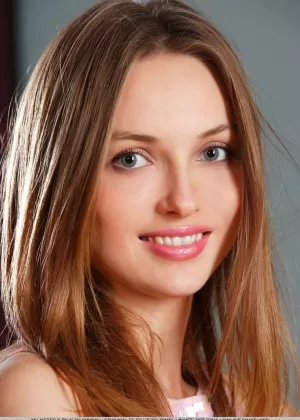 Симпатичная молоденькая Милагрес А позирует совершенно голой на стуле в полном одиночестве