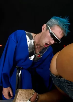 Подтянутая блондинка пума с бритой пиздой и большими сиськами трахается с большим молодым членом