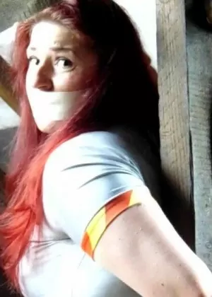 Женщина-рабыня Шарлотта Вейл подвергается унизительному насилию в темнице