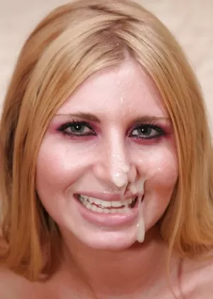 Непослушная блондинка Ларин Лейн делает минет и получает сперму на лицо