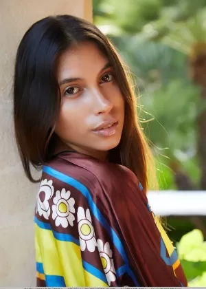 Экзотически выглядящая крошка-подросток Николс обнажает свое обнаженное тело во внутреннем дворике