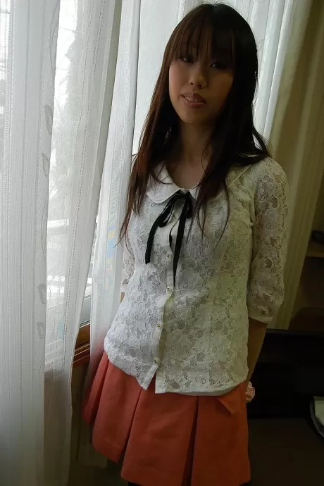 Улыбчивая азиатка раздевается и показывает волосатую рану крупн 3