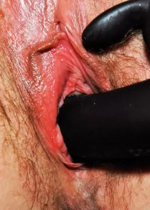 Британка Джуси Джейни мастурбирует свою мокрую киску секс-игрушкой на стуле