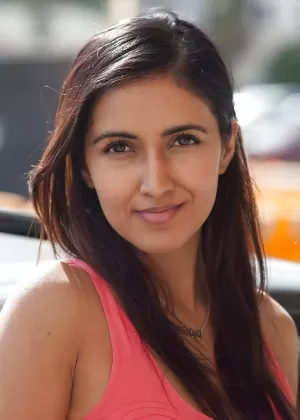 Очаровательная молодая любительская красотка Виджая Сингх раздвигает свои ножки на открытом воздухе