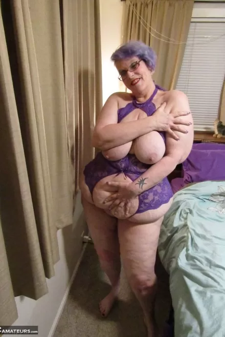 Старый жирный кролик Грэм курит после минета и футфетиша в р 16