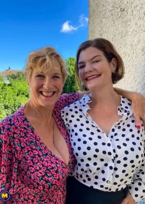 Брюнетка любительница показывает свои огромные сиськи, когда она раздевается на пляже