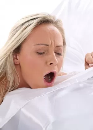 Лесбийские девушки Наоми Ребека смазали кулак кисками, надев каблуки