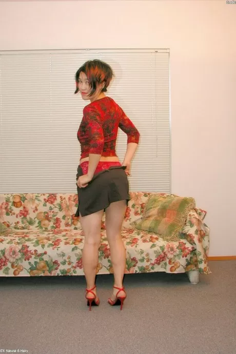 Любительская азиатка на высоких каблуках с маленькой грудью показывает волосатую вагину