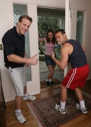 Чирлидерша с большой грудью Вероника Рейн скачет на огромном члене, прежде чем съесть сперму