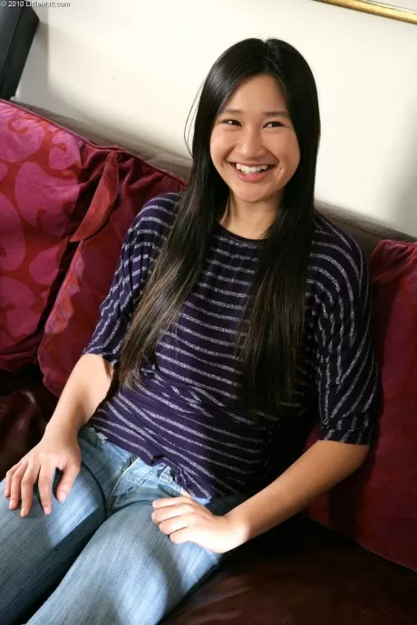 Молодые любители Тай Ли Лиам Рина Скай принимают участие в межрасовом лесбийском сексе