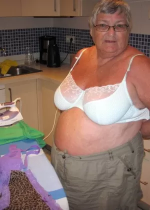 Старая ССББВ Вэл Гасмик красит волосы в рыжий цвет перед тем, как обнажиться на пляже