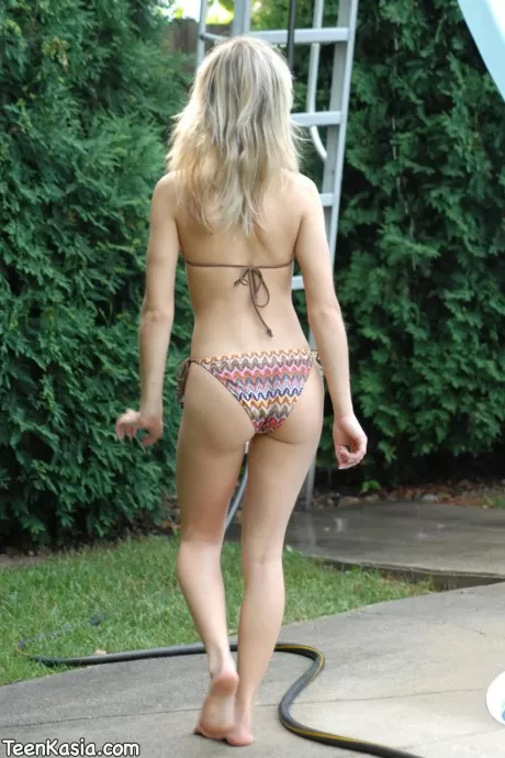 Молоденькая блондинка Кася снимает бикини перед тем, как нырнуть в воду о 2