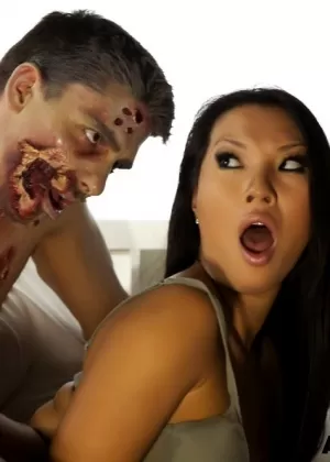 Симпатичная девушка Лейла снимает свои высокие каблуки в белоснежном наряде