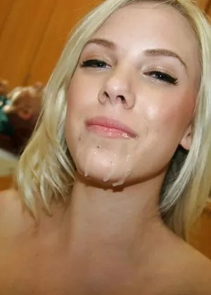 18-летняя брюнетка получает сперму на лицо с открытым ртом после потери девственности