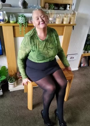 Коротко стриженная Нэн Валгасмик обнажила свои трусики под юбкой в чулках