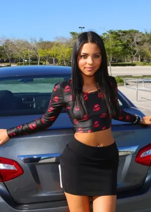 Латиноамериканская красотка Джесси Роджерс получает сперму на лицо после жесткого бурения киски