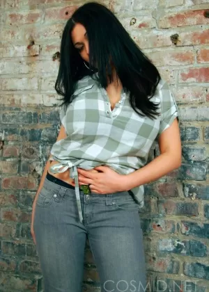 Зрелая лесбиянка сладкая Сьюзи и ее любовник играют с сиськами друг друга в яме