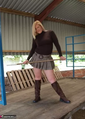 Толстая любительница Саманта раздевается догола в сапогах, бродя по ферме