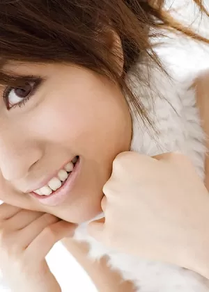 Стройная азиатская красотка Рика Юки демонстрирует свои соблазнительные изгибы